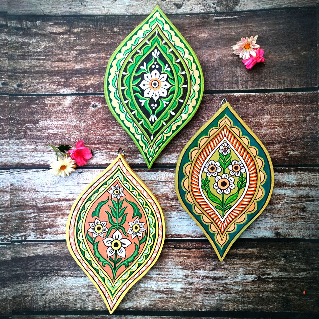 Craftooba Love Hand-Painted Wall Plate Set – Leaf-Shaped Floral Motif (Set of 3)