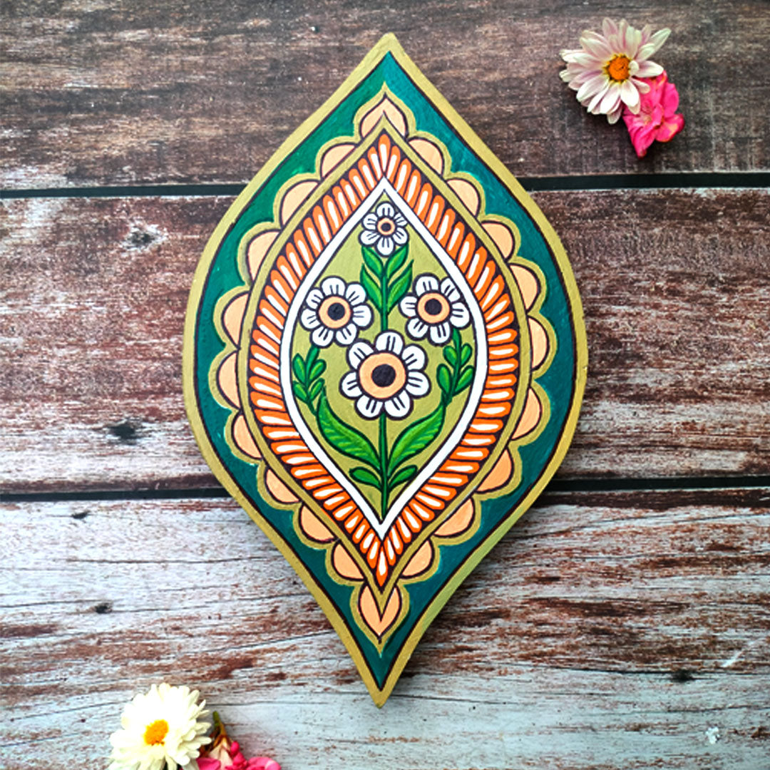 Craftooba Love Hand-Painted Wall Plate Set – Leaf-Shaped Floral Motif (Set of 3)