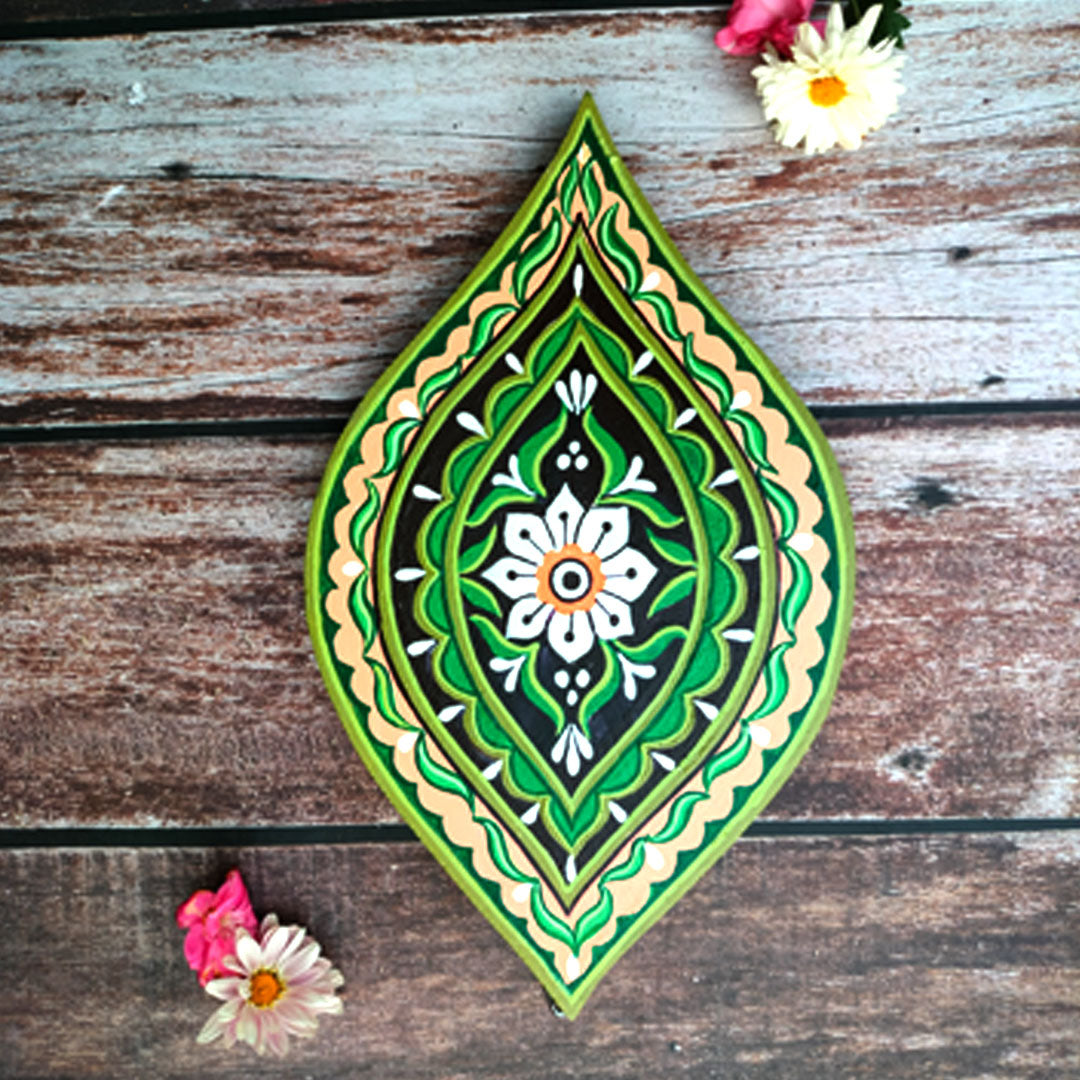 Craftooba Love Hand-Painted Wall Plate Set – Leaf-Shaped Floral Motif (Set of 3)