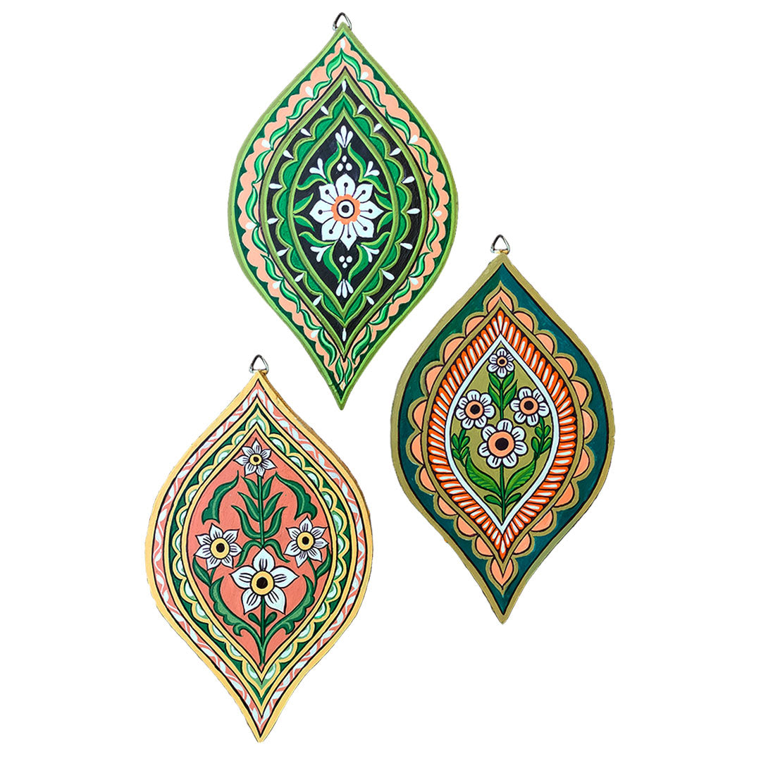 Craftooba Love Hand-Painted Wall Plate Set – Leaf-Shaped Floral Motif (Set of 3)